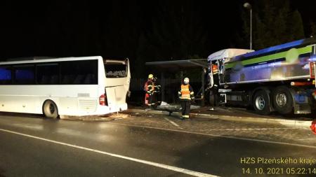 Mlékárenská cisterna do cíle nedojela. Narazila do stojícího autobusu a skončila na zastávce!