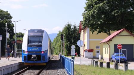 Z vlaku k autobusu stovky metrů je minulost. Nýrsko má nový přestupní terminál i parkoviště