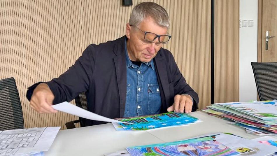 Hejtmanská výtvarná soutěž láme rekordy. Téma? Babička a dědeček jako poklad