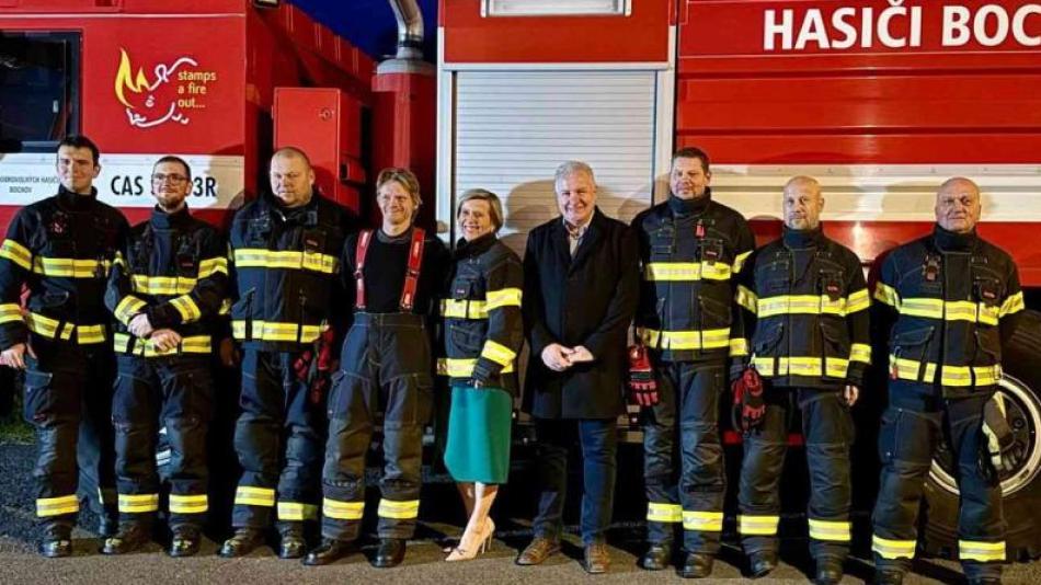 Bochovští hasiči převzali dvě nová vozidla, jedno z nich poslouží i seniorům
