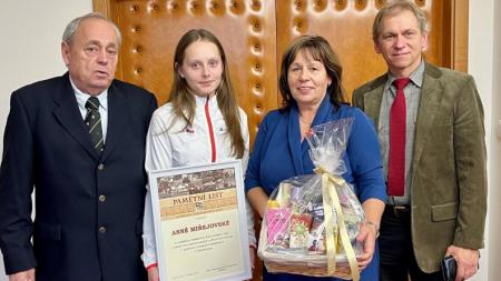Talentovaná střelkyně Anna Miřejovská převzala ocenění od Karlovarského kraje
