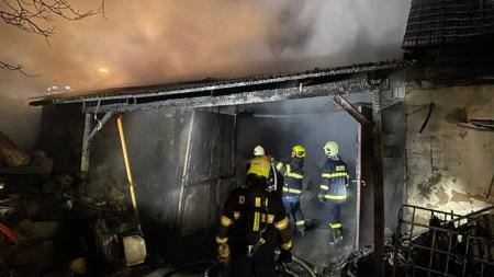 Velký požár autodílny na Klatovsku. Těžce popálený muž skončil v nemocnici!