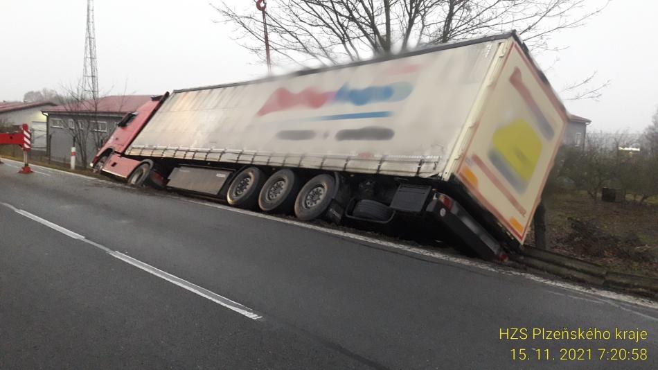 Vážná nehoda na Tachovsku. Řidič nákladního auta zkolaboval za volantem