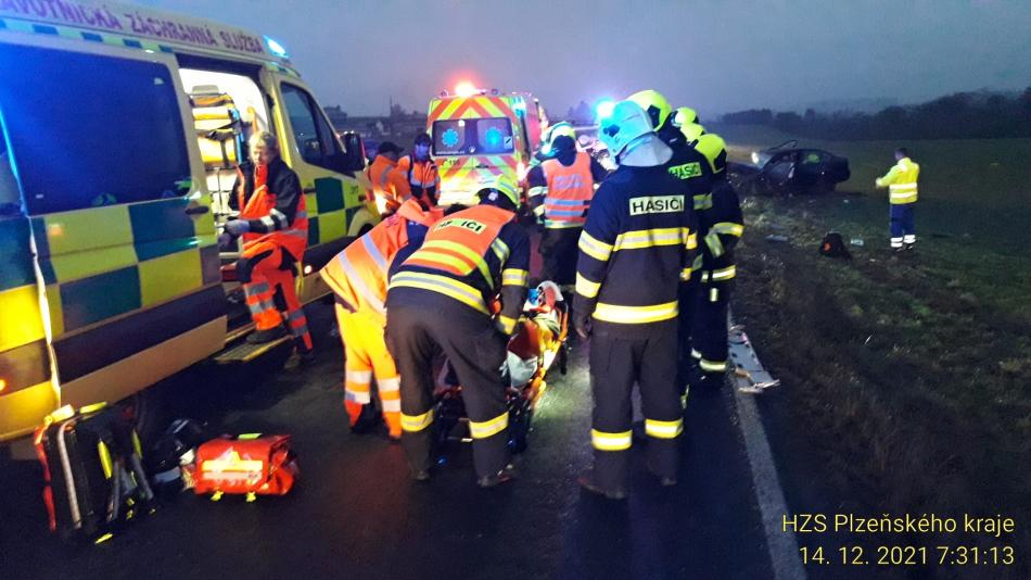 Srážka čtyř aut uzavřela silnici na Domažlicku