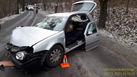 Vážná nehoda na Domažlicku: Řidič dostal na namrzlé silnici smyk, skončil s vozem ve stromě