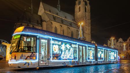 Plzeň má druhou nejhezčí vánoční tramvaj v Evropě