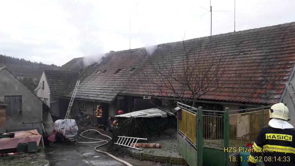 Hasiči bojují s požárem rodinného domu