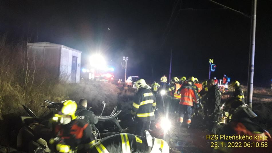 Vážná nehoda na Plzeňsku: Osobní vlak na přejezdu smetl auto