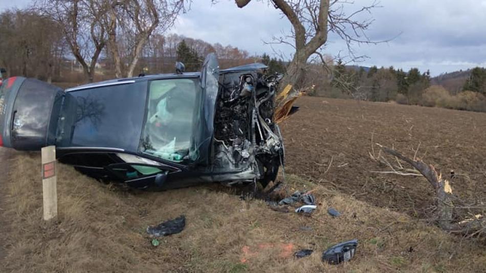 Zfetovaný muž ukradl auto a narazil s ním do stromu!