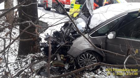 Aktualizováno: Tragická nehoda na Šumavě. Auto plné cizinek narazilo do stromu