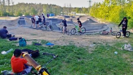 Parta nedočkavců chtěla vyzkoušet pumptrackovou dráhu. Na stavbě nechala pořádnou spoušť