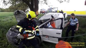 Vážná nehoda na Tachovsku. Spolujezdec bojuje po nárazu auta do stromu o život!