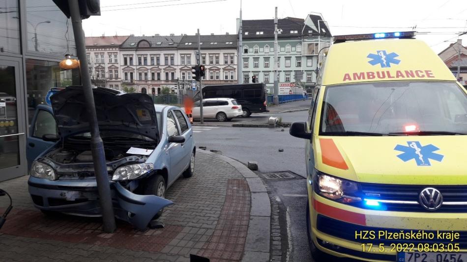 Nehoda osobního auta komplikovala provoz na důležité křižovatce