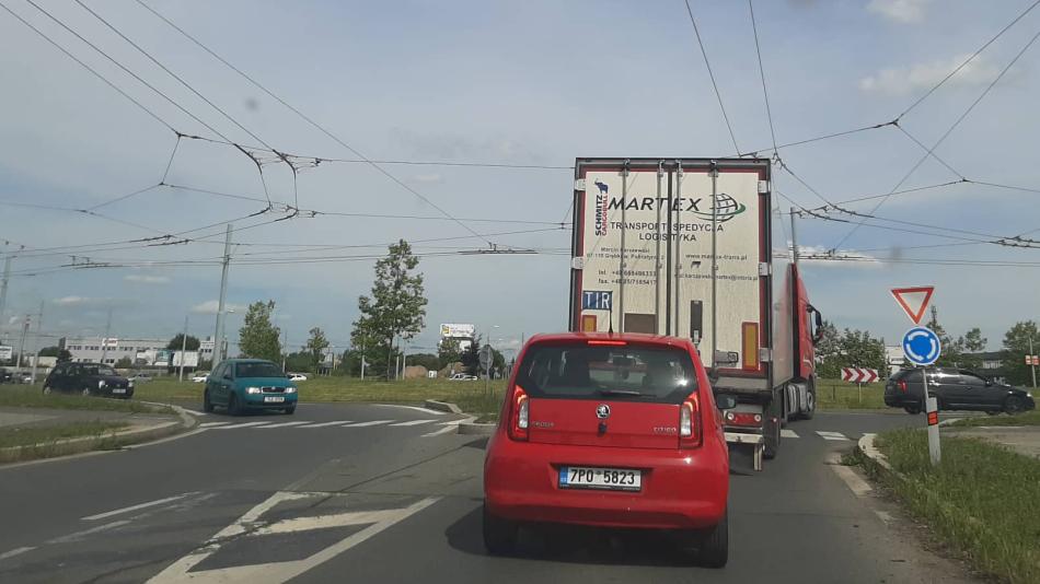 Rekonstrukce křižovatky u Makra se blíží ke konci. Kdy se otevře pro auta?