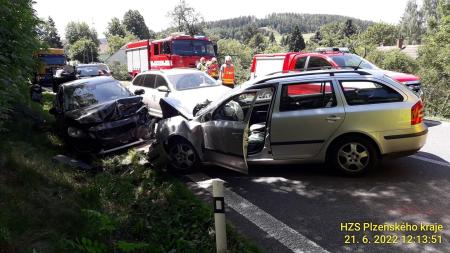 Aktualizováno: Vážná nehoda na Klatovsku. Seniorka zemřela, dva muži jsou těžce zranění