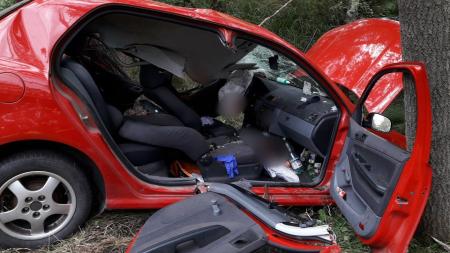 Pozadí smrtelné nehody u Trnové: Řidiči pomáhala záchranářka v civilu