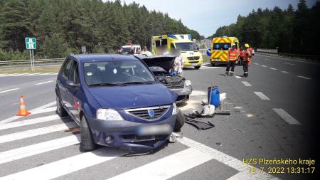 Srážka dvou aut uzavřela nájezd na dálnici u Plzně