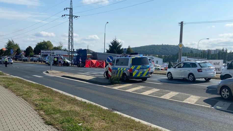 Tragická nehoda v Plzni. Cyklistku srazil kamion, střet nepřežila