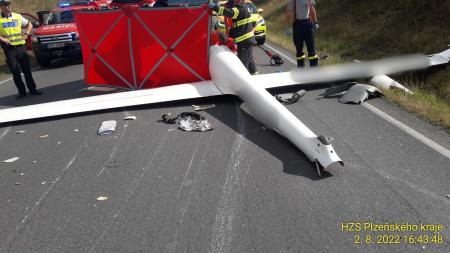 Na Rokycansku spadlo bezmotorové letadlo přímo na silnici! Pilot zemřel