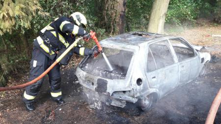 Při nabíjení zachvátil elektromobil požár, auto zcela shořelo