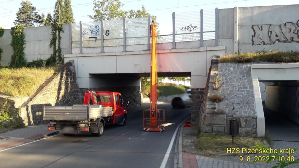 Tohle řidič nevychytal! Nákladní auto s vysokozdvižnou plošinou se pod most nevešlo