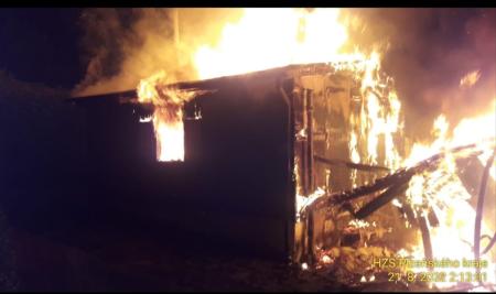 Na Rokycansku hořela chata, hasičům komplikovaly zásah špatné příjezdové cesty