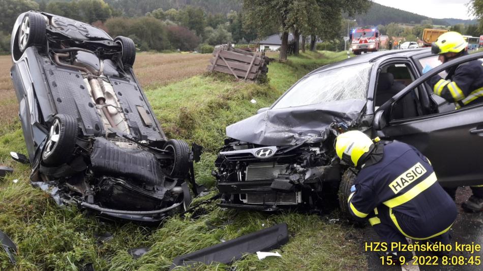 Srážka dvou osobních vozidel uzavřela komunikaci mezi obcemi Rabí a Bojanovice