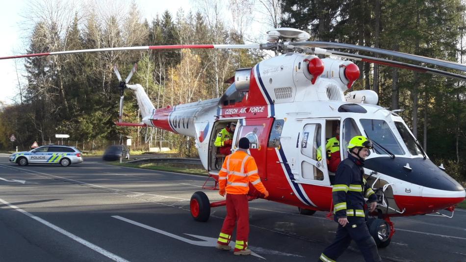 U Rozvadova havarovalo osobní vozidlo, pro řidiče letěl vrtulník
