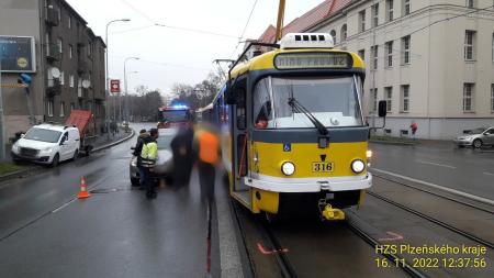 V Plzni na Borech se srazila tramvaj s autem!