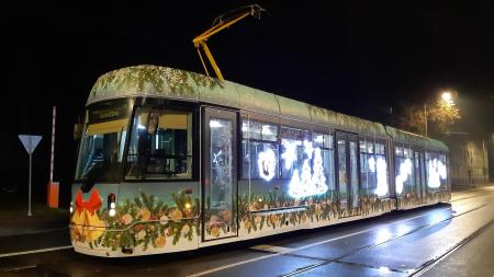 Plzeň se těší na Vánoce. Do vyzdobených ulic vyjede vánoční tramvaj