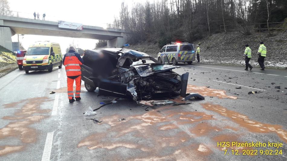 Aktualizováno: Řidiče oslnilo slunce a najel do kamionu. Spolujezdkyně bojuje o život!