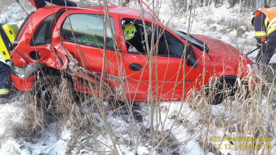 Aktualizováno: Řidička vyletěla s autem z dálnice, letěl pro ni vrtulník!