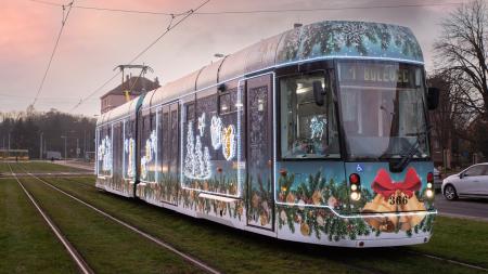 Plzeňská vánoční tramvaj znovu soutěží v oblíbené anketě