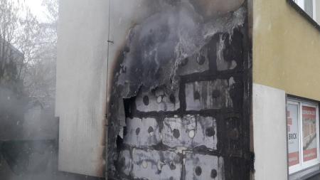 Na Domažlické ulici v Zátiší hořely popelnice. Oheň zasáhl fasádu domu i přípojku elektřiny