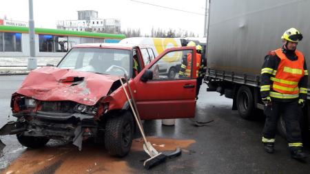 Na křižovatce ulic Jateční a Těšínská v Plzni se střetl nákladní automobil s osobním