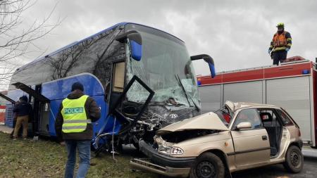 Aktualizováno: Na hlavním tahu u Nepomuku se srazil autobus s autem! Jeden mrtvý, další dva zranění!