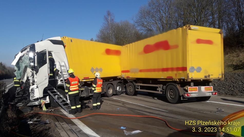 Vážná nehoda na dálnici D5 na Tachovsku. Kamion narazil do vozu údržby!