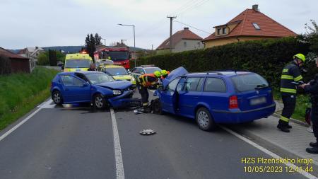 Čelní srážka dvou aut ve Štáhlavech. Zranily se dvě ženy a dítě!