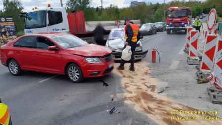 Aktualizováno: Srážka dvou aut komplikuje provoz u Rolnického náměstí v Lobzích