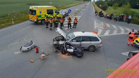 U Dobřan se srazil motorkář s autem. Na místo letěl vrtulník