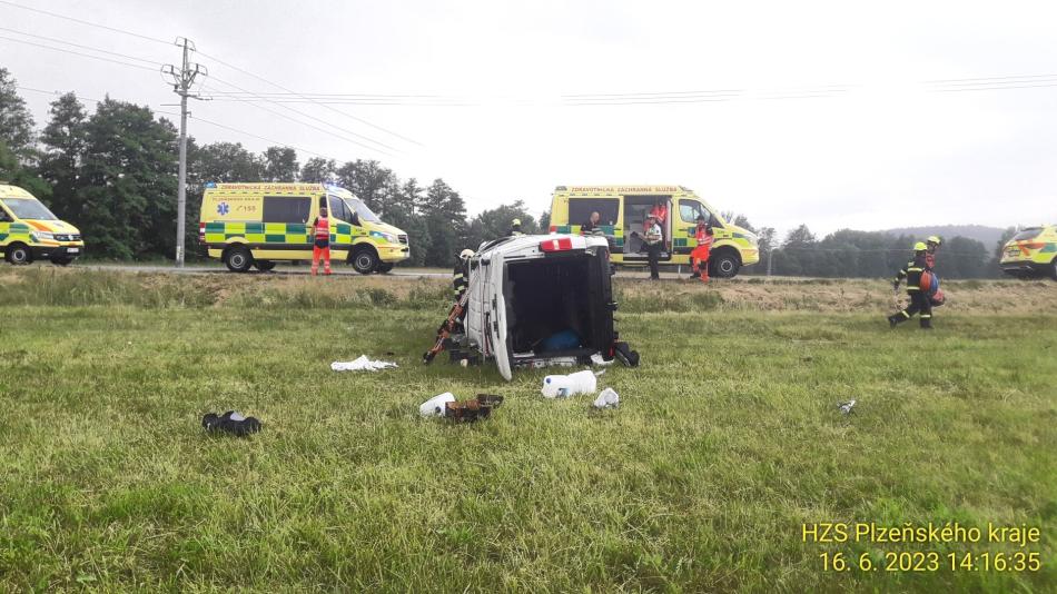 Aktualizováno: Na Plzeňsku havarovala dodávka se třemi dospělými a šesti dětmi!