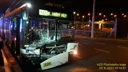 V Plzni se srazil trolejbus s osobním autem. Zranili se dva lidé!
