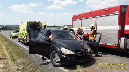 Při nehodě v Božkově se těžce zranil řidič (59). Hasiči ho museli vyprošťovat!