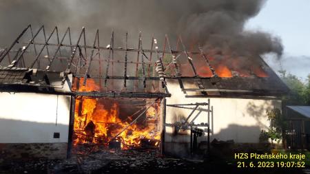 Na Klatovsku hoří rodinný dům. Zapálil ho blesk?