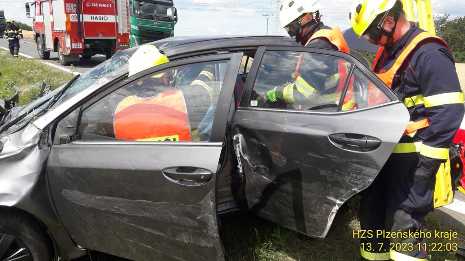 Při nehodě na hlavním tahu u Stodu se zranili dva lidé. Jednu osobu museli vyprošťovat