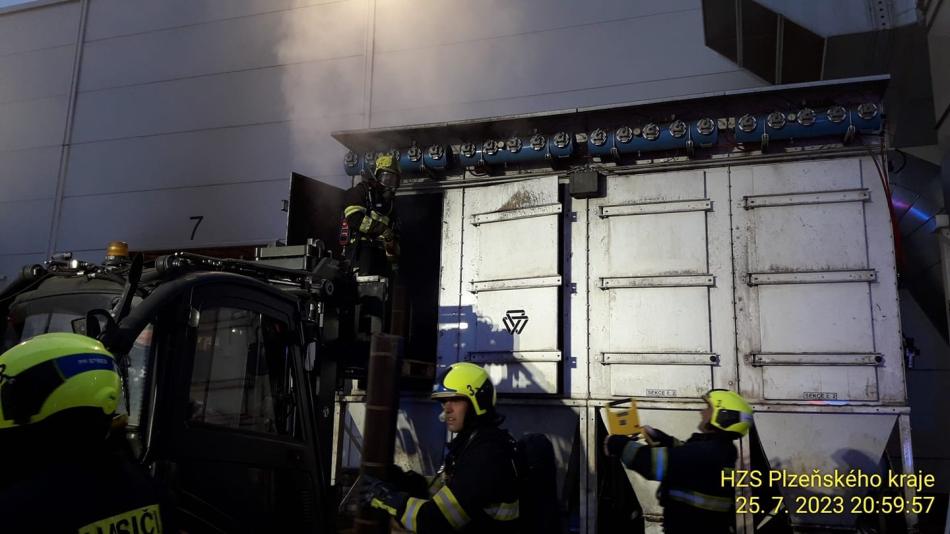 V jedné z firem na Borských polích začalo hořet, zaměstnanci se museli evakuovat!