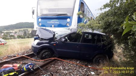 Aktualizováno: Na Klatovsku se srazil vlak s autem. Tři zranění, řidička bojuje o život!