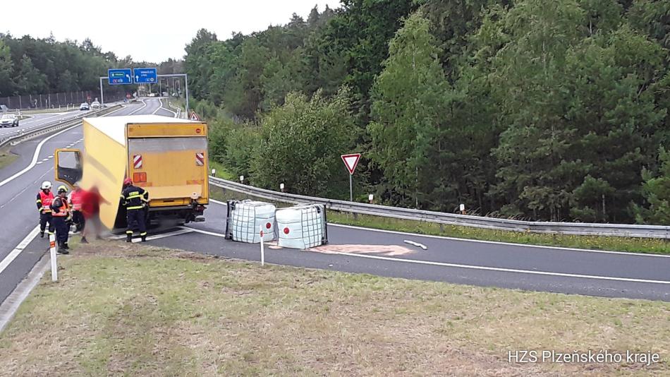 Nehoda nákladního auta uzavřela sjezd z dálnice D5. Na silnici vypadly nádrže hydroxidu draselného!