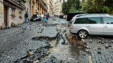 Karlovarsko sčítá škody po silných bouřkách! Hasiči museli odklízet stromy, vodu i kamení