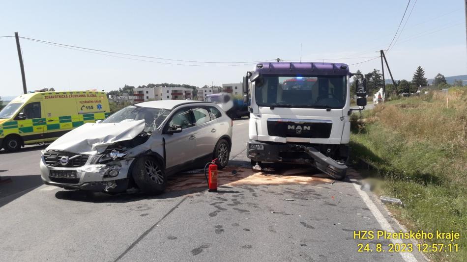 Aktualizováno: Při nehodě nákladního a osobního auta na Klatovsku se zranili tři lidé